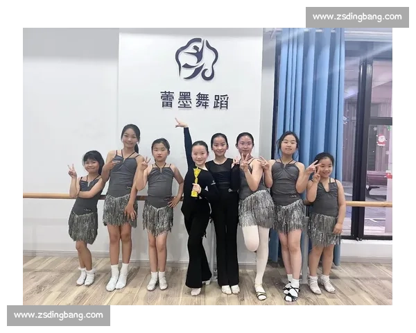 拉丁舞比赛妆容解析：打造自信与魅力并存的舞台效果